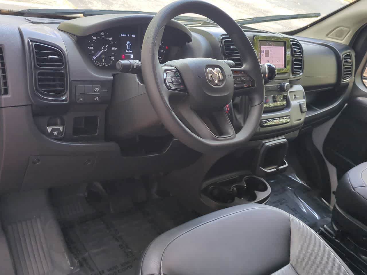 Furgoneta de carga RAM ProMaster 2500 Tradesman de 2025, techo bajo, distancia entre ejes de 136 pulgadas, con asiento del acompañante