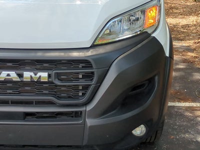 Furgoneta de carga RAM ProMaster 2500 Tradesman de 2025, techo bajo, distancia entre ejes de 136 pulgadas, con asiento del acompañante