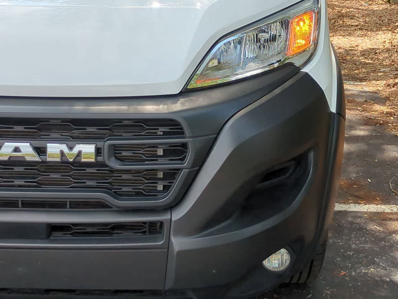 Furgoneta de carga RAM ProMaster 2500 Tradesman de 2025, techo bajo, distancia entre ejes de 136 pulgadas, con asiento del acompañante