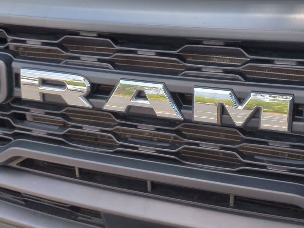 Furgoneta de carga RAM ProMaster 2500 Tradesman de 2025, techo bajo, distancia entre ejes de 136 pulgadas, con asiento del acompañante