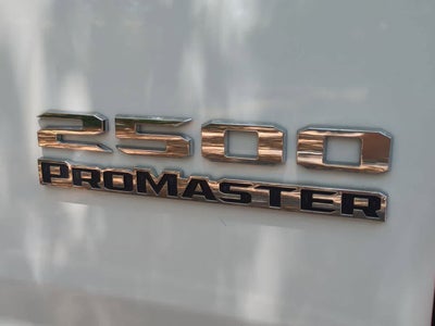 Furgoneta de carga RAM ProMaster 2500 Tradesman de 2025, techo bajo, distancia entre ejes de 136 pulgadas, con asiento del acompañante