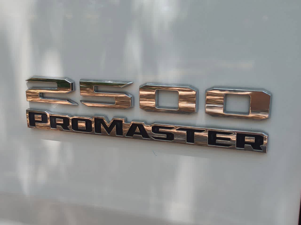 Furgoneta de carga RAM ProMaster 2500 Tradesman de 2025, techo bajo, distancia entre ejes de 136 pulgadas, con asiento del acompañante