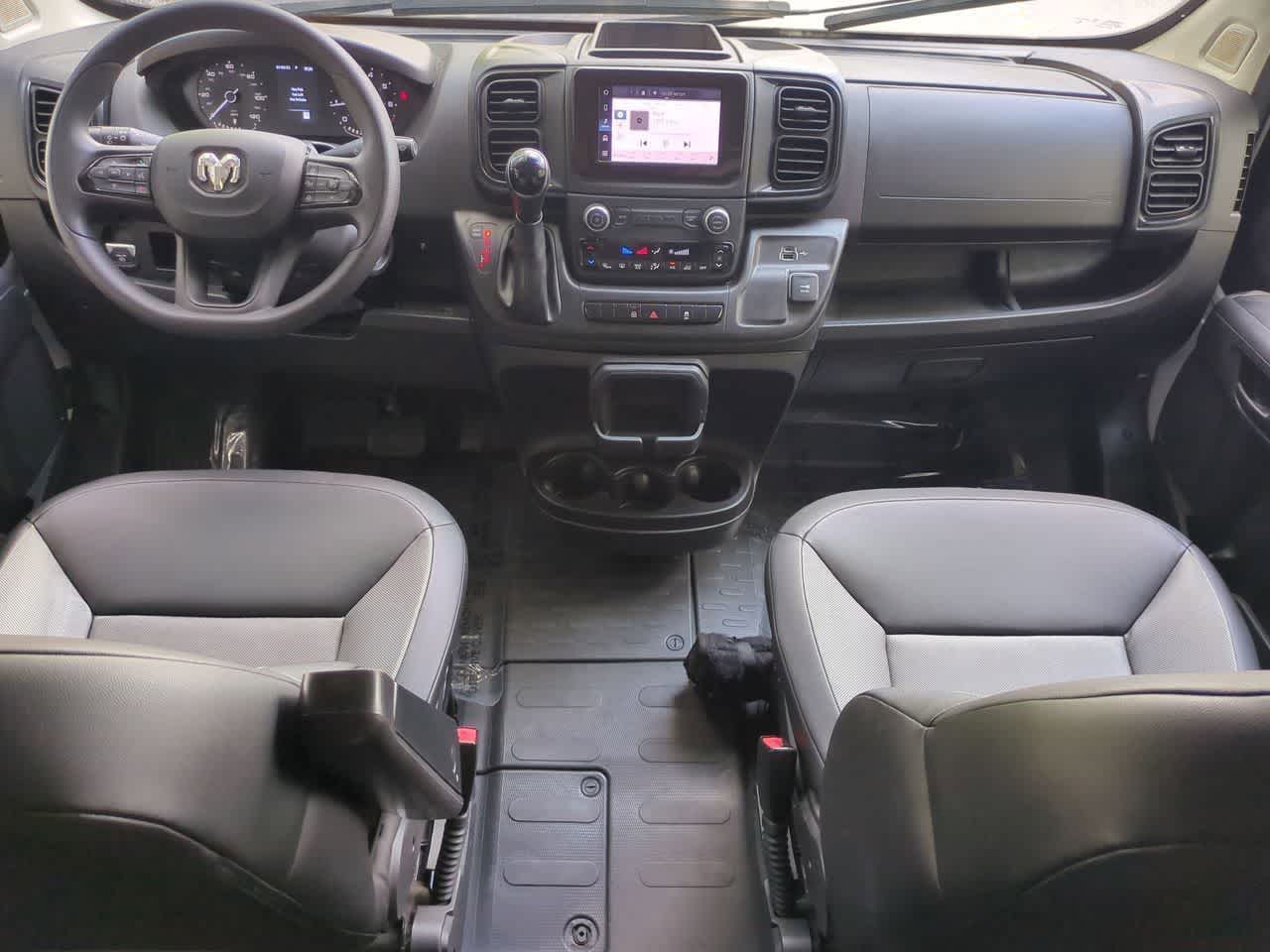 Furgoneta de carga RAM ProMaster 2500 Tradesman de 2025, techo bajo, distancia entre ejes de 136 pulgadas, con asiento del acompañante