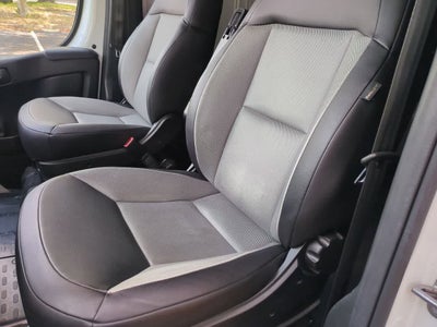 Furgoneta de carga RAM ProMaster 2500 Tradesman de 2025, techo bajo, distancia entre ejes de 136 pulgadas, con asiento del acompañante