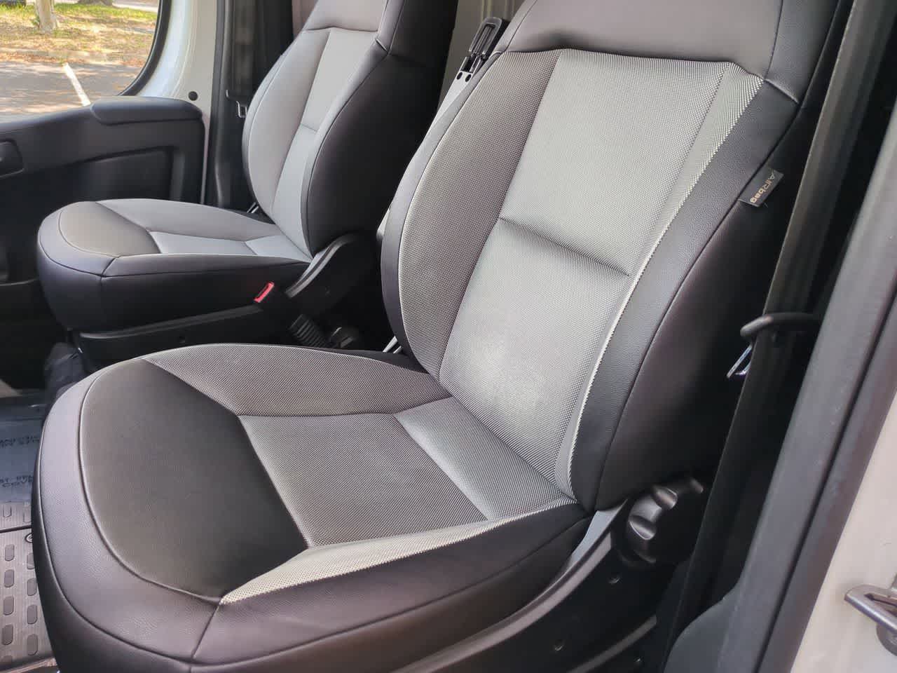 Furgoneta de carga RAM ProMaster 2500 Tradesman de 2025, techo bajo, distancia entre ejes de 136 pulgadas, con asiento del acompañante