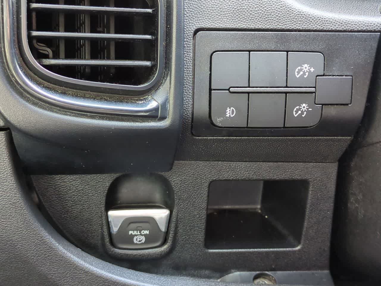Furgoneta de carga RAM ProMaster 2500 Tradesman de 2025, techo bajo, distancia entre ejes de 136 pulgadas, con asiento del acompañante