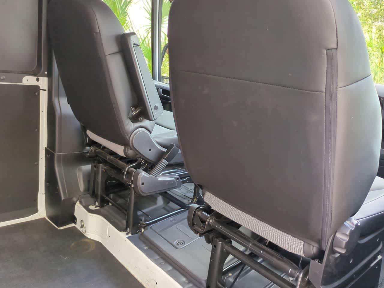 Furgoneta de carga RAM ProMaster 2500 Tradesman de 2025, techo bajo, distancia entre ejes de 136 pulgadas, con asiento del acompañante