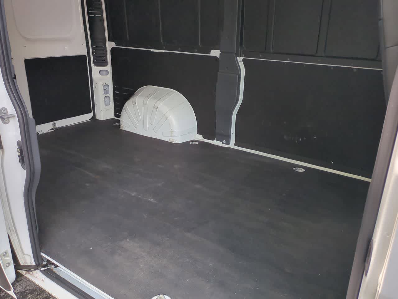 Furgoneta de carga RAM ProMaster 2500 Tradesman de 2025, techo bajo, distancia entre ejes de 136 pulgadas, con asiento del acompañante