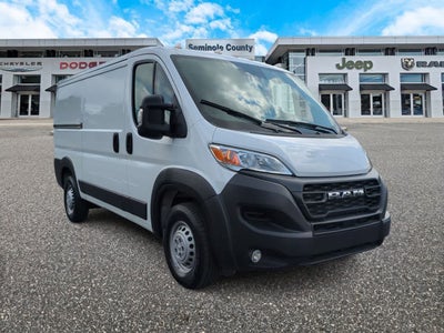 Furgoneta de carga RAM ProMaster 2500 Tradesman de 2025, techo bajo, distancia entre ejes de 136 pulgadas, con asiento del acompañante