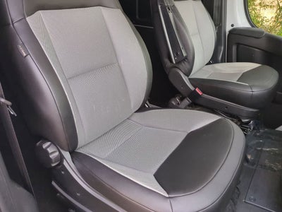 Furgoneta de carga RAM ProMaster 2500 Tradesman de 2025, techo bajo, distancia entre ejes de 136 pulgadas, con asiento del acompañante