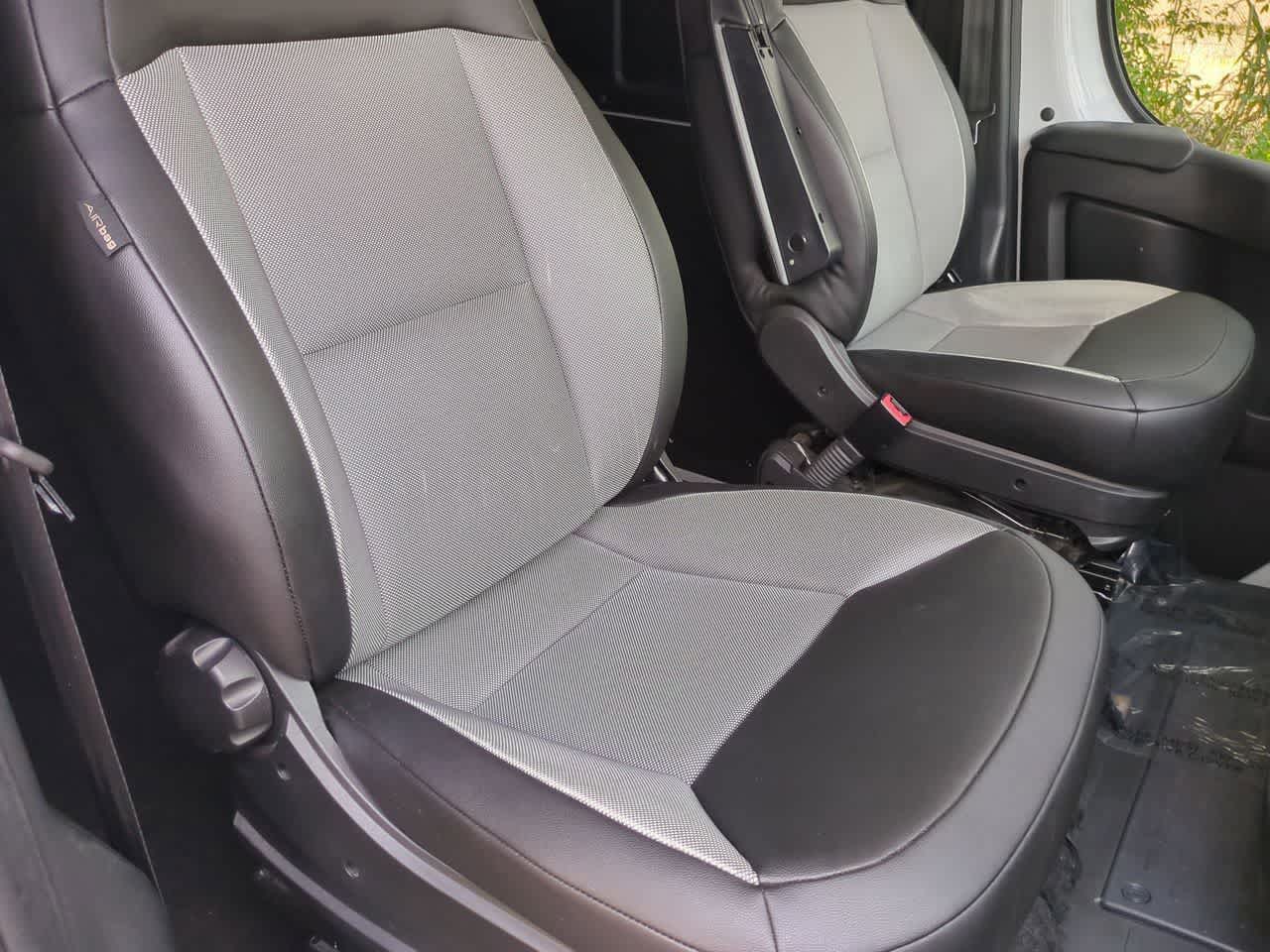 Furgoneta de carga RAM ProMaster 2500 Tradesman de 2025, techo bajo, distancia entre ejes de 136 pulgadas, con asiento del acompañante