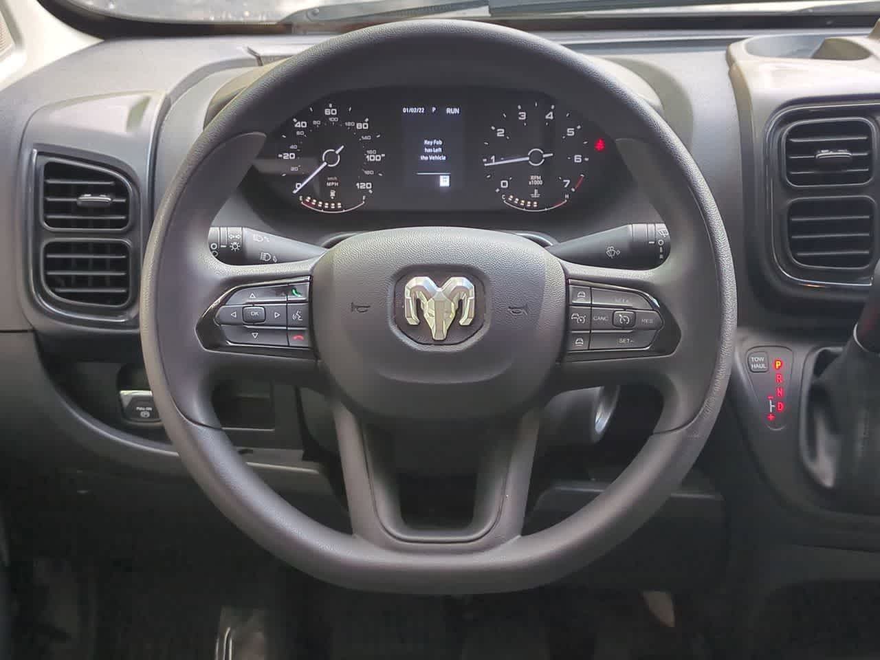 Furgoneta de carga RAM ProMaster 2500 Tradesman de 2025, techo bajo, distancia entre ejes de 136 pulgadas, con asiento del acompañante