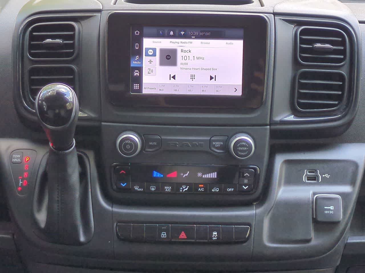 Furgoneta de carga RAM ProMaster 2500 Tradesman de 2025, techo bajo, distancia entre ejes de 136 pulgadas, con asiento del acompañante