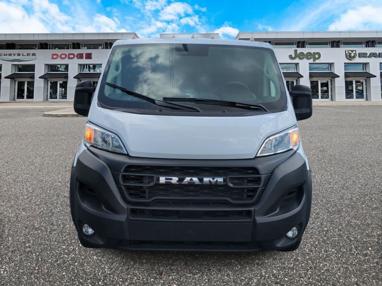 Furgoneta de carga RAM ProMaster 2500 Tradesman de 2025, techo bajo, distancia entre ejes de 136 pulgadas, con asiento del acompañante