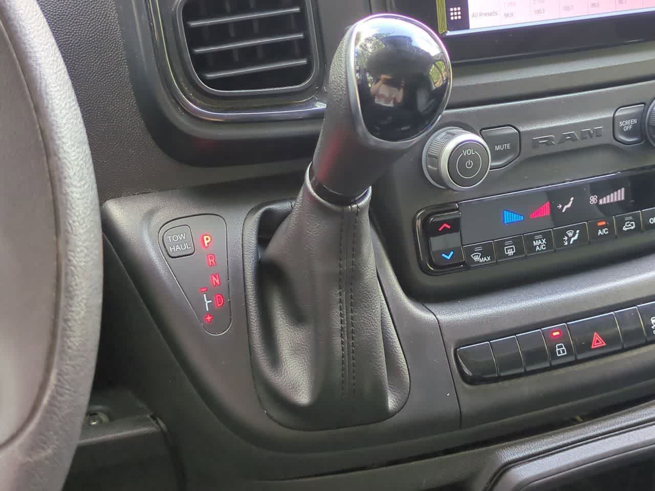 Furgoneta de carga RAM ProMaster 2500 Tradesman de 2025, techo bajo, distancia entre ejes de 136 pulgadas, con asiento del acompañante