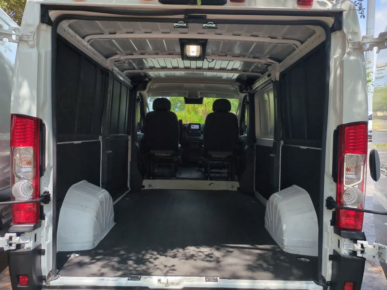 Furgoneta de carga RAM ProMaster 2500 Tradesman de 2025, techo bajo, distancia entre ejes de 136 pulgadas, con asiento del acompañante