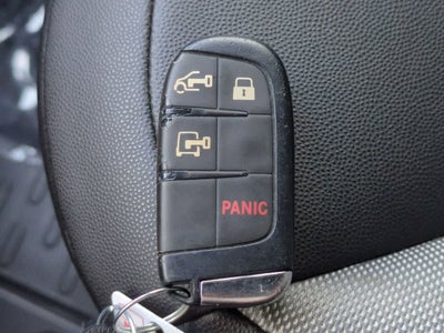 Furgoneta de carga RAM ProMaster 2500 Tradesman de 2025, techo bajo, distancia entre ejes de 136 pulgadas, con asiento del acompañante
