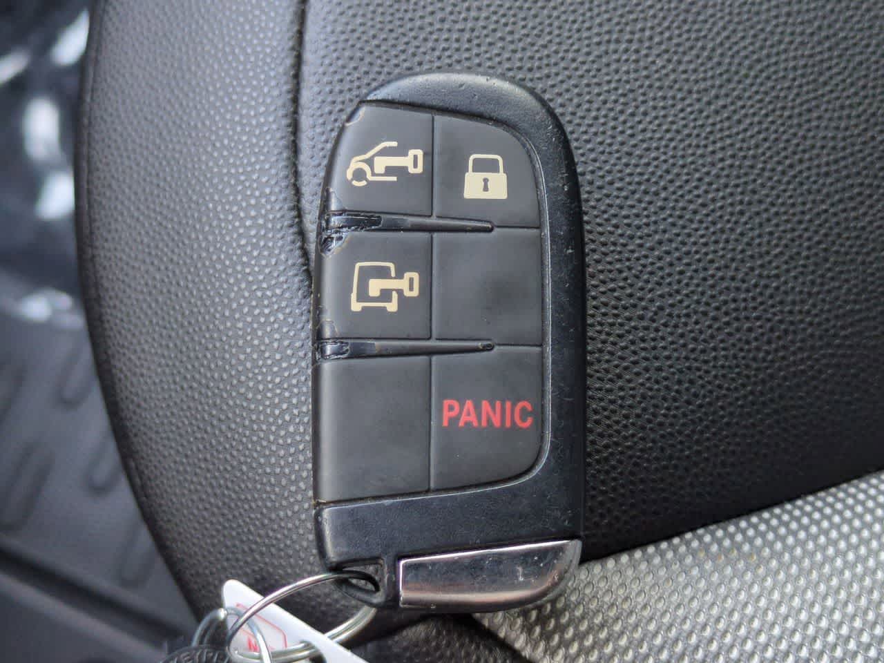 Furgoneta de carga RAM ProMaster 2500 Tradesman de 2025, techo bajo, distancia entre ejes de 136 pulgadas, con asiento del acompañante