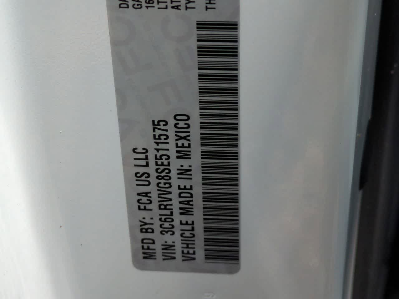 Furgoneta de carga RAM ProMaster 2500 Tradesman de 2025, techo bajo, distancia entre ejes de 136 pulgadas, con asiento del acompañante