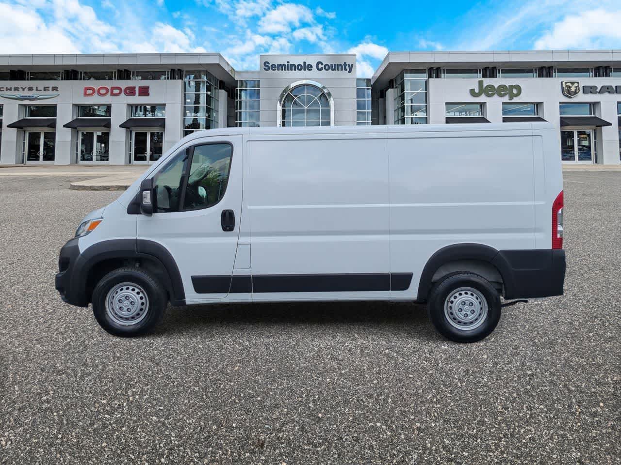 Furgoneta de carga RAM ProMaster 2500 Tradesman de 2025, techo bajo, distancia entre ejes de 136 pulgadas, con asiento del acompañante