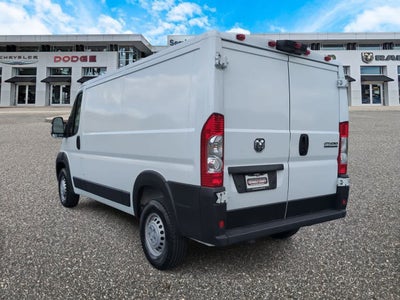 Furgoneta de carga RAM ProMaster 2500 Tradesman de 2025, techo bajo, distancia entre ejes de 136 pulgadas, con asiento del acompañante