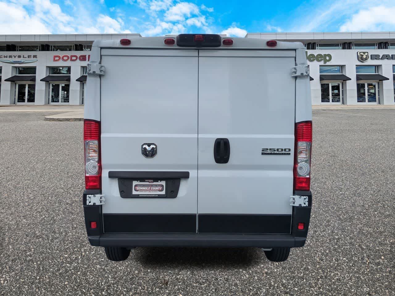 Furgoneta de carga RAM ProMaster 2500 Tradesman de 2025, techo bajo, distancia entre ejes de 136 pulgadas, con asiento del acompañante