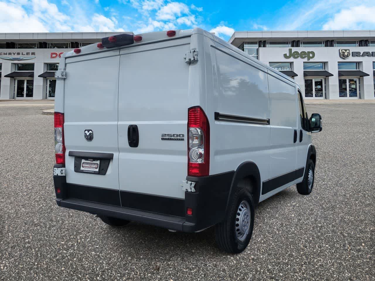 Furgoneta de carga RAM ProMaster 2500 Tradesman de 2025, techo bajo, distancia entre ejes de 136 pulgadas, con asiento del acompañante