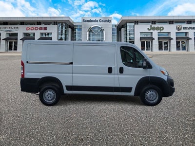 Furgoneta de carga RAM ProMaster 2500 Tradesman de 2025, techo bajo, distancia entre ejes de 136 pulgadas, con asiento del acompañante