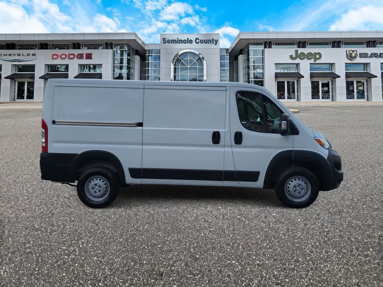 Furgoneta de carga RAM ProMaster 2500 Tradesman de 2025, techo bajo, distancia entre ejes de 136 pulgadas, con asiento del acompañante