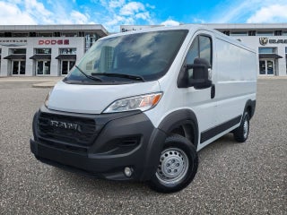 Furgoneta de carga RAM ProMaster 2500 Tradesman de 2025, techo bajo, distancia entre ejes de 136 pulgadas, con asiento del acompañante