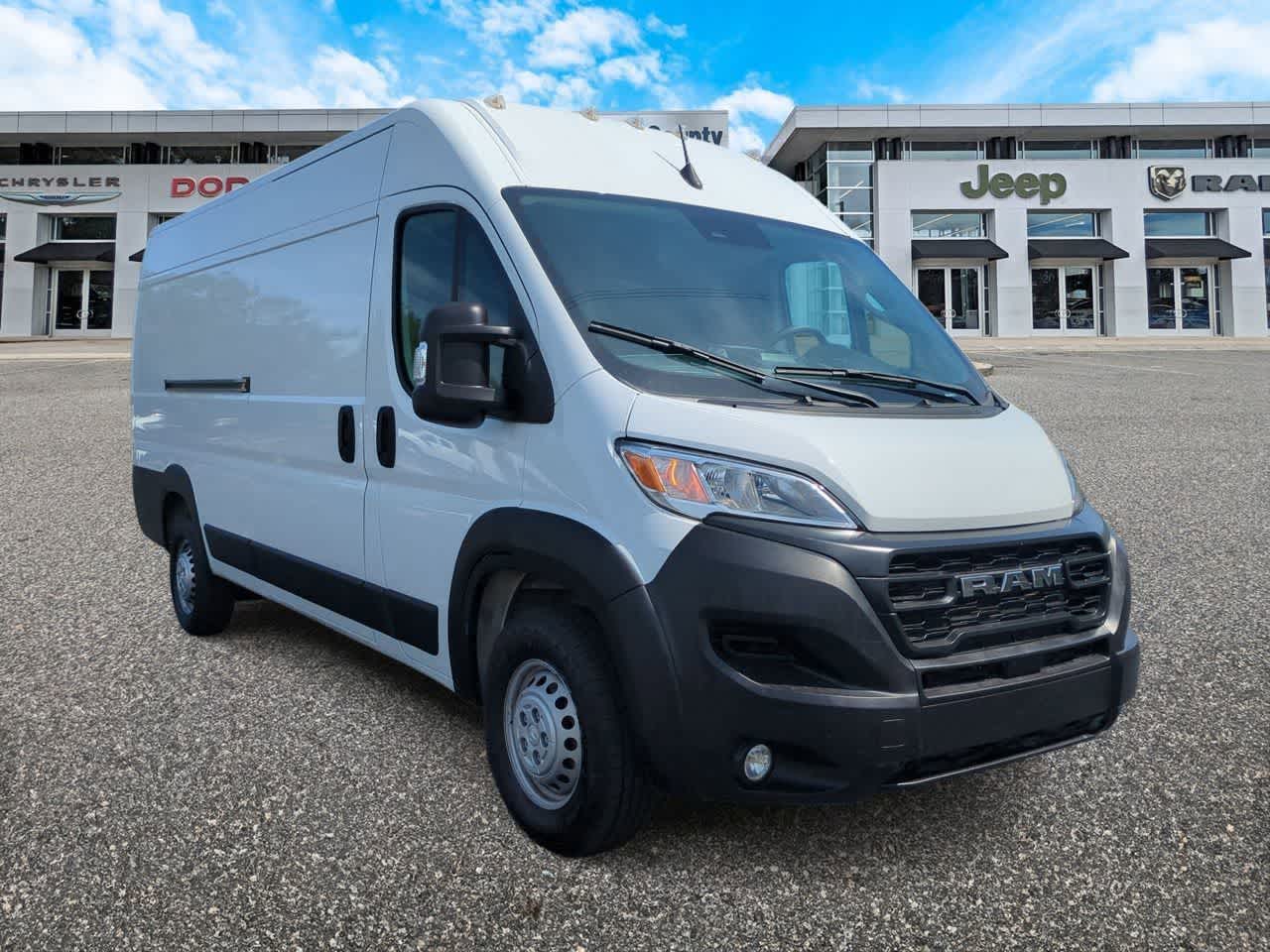 RAM ProMaster 3500 Furgoneta de carga Tradesman de techo alto, 2025, distancia entre ejes de 159 pulgadas, versión EXT