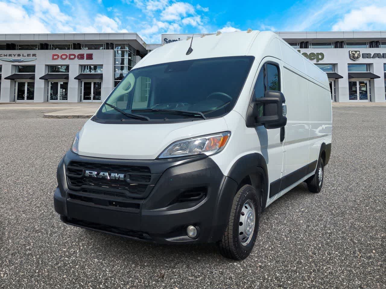 RAM ProMaster 3500 Furgoneta de carga Tradesman de techo alto, 2025, distancia entre ejes de 159 pulgadas, versión EXT