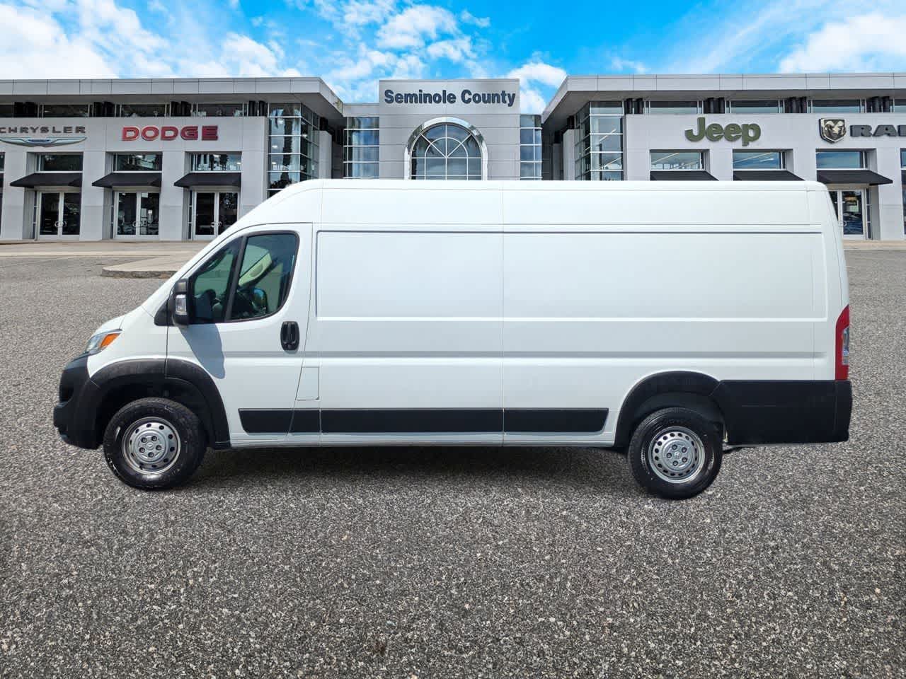 RAM ProMaster 3500 Furgoneta de carga Tradesman de techo alto, 2025, distancia entre ejes de 159 pulgadas, versión EXT