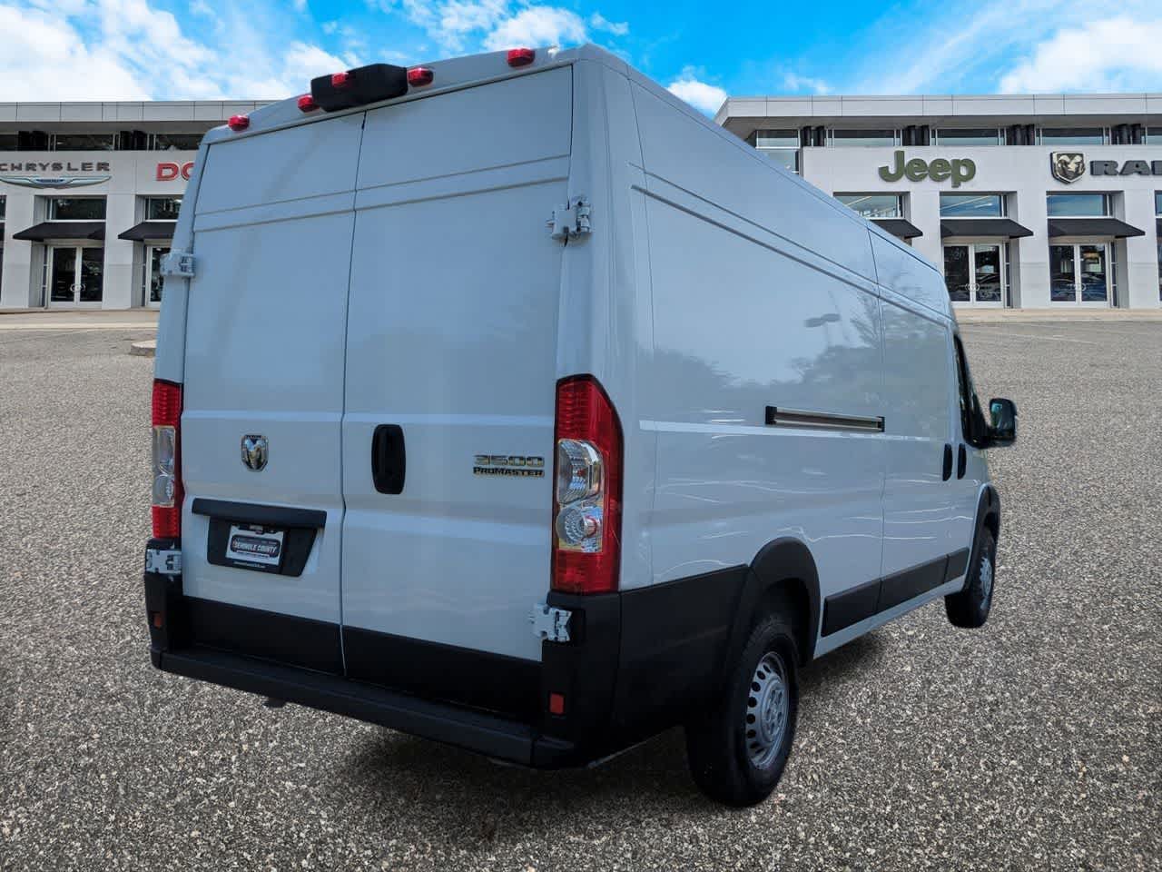 RAM ProMaster 3500 Furgoneta de carga Tradesman de techo alto, 2025, distancia entre ejes de 159 pulgadas, versión EXT