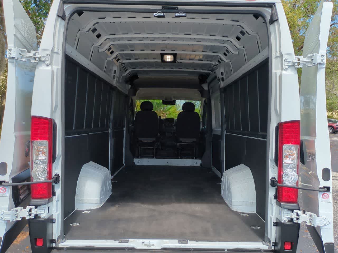 RAM ProMaster 3500 Furgoneta de carga Tradesman de techo alto, 2025, distancia entre ejes de 159 pulgadas, versión EXT