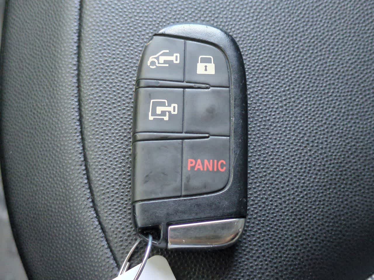 RAM ProMaster 3500 Furgoneta de carga Tradesman de techo alto, 2025, distancia entre ejes de 159 pulgadas, versión EXT