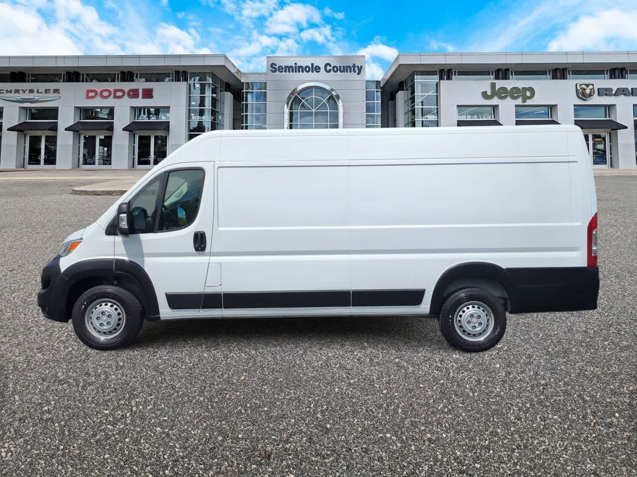 RAM ProMaster 3500 Furgoneta de carga Tradesman de techo alto, 2025, distancia entre ejes de 159 pulgadas, versión EXT