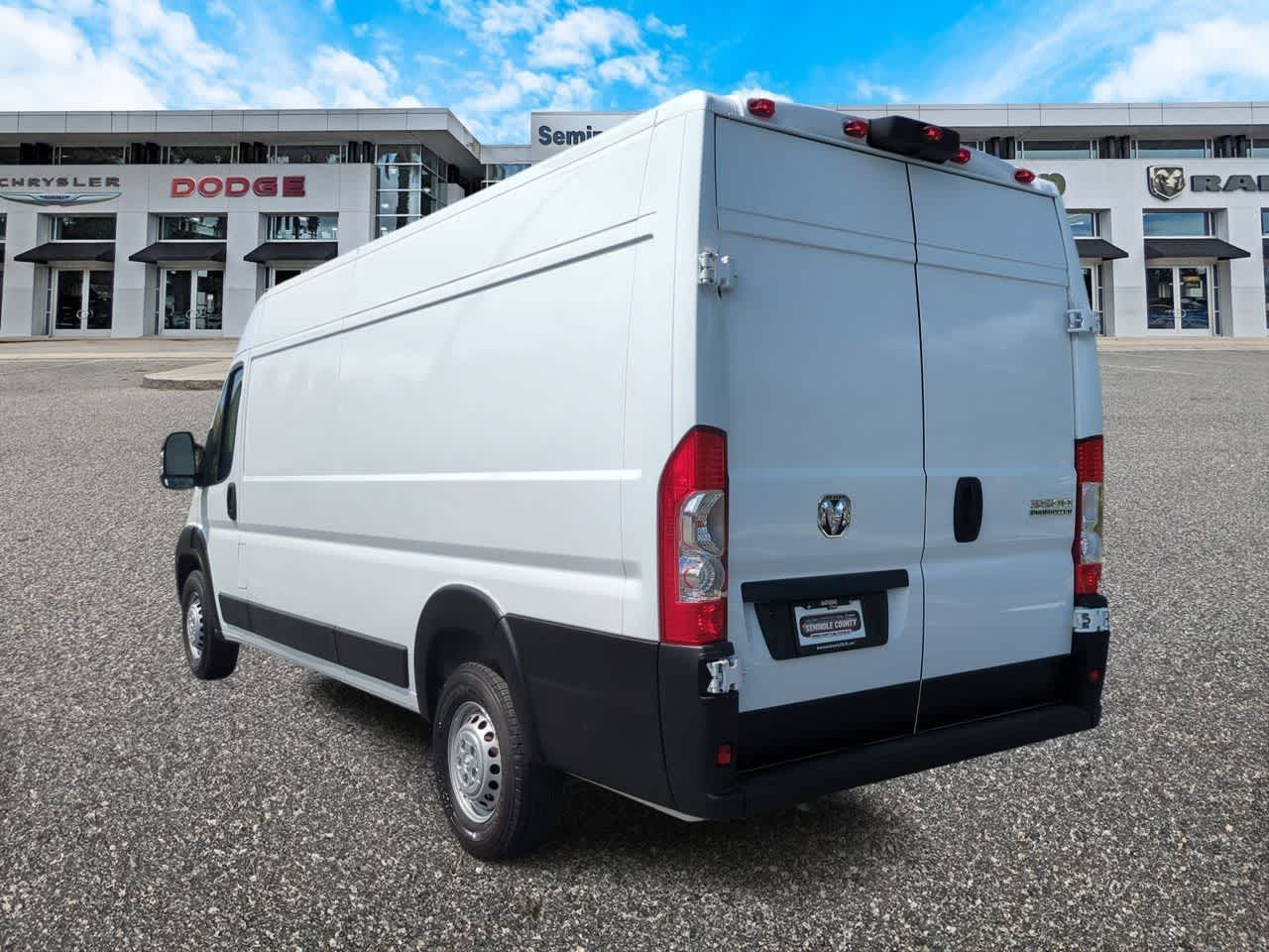 RAM ProMaster 3500 Furgoneta de carga Tradesman de techo alto, 2025, distancia entre ejes de 159 pulgadas, versión EXT