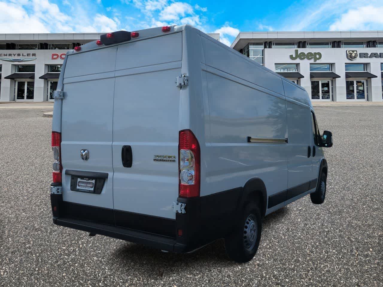 RAM ProMaster 3500 Furgoneta de carga Tradesman de techo alto, 2025, distancia entre ejes de 159 pulgadas, versión EXT