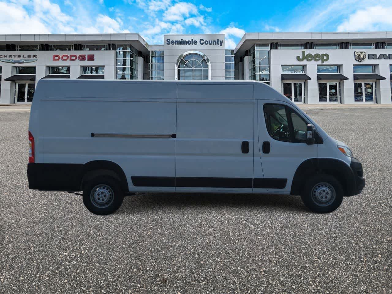 RAM ProMaster 3500 Furgoneta de carga Tradesman de techo alto, 2025, distancia entre ejes de 159 pulgadas, versión EXT