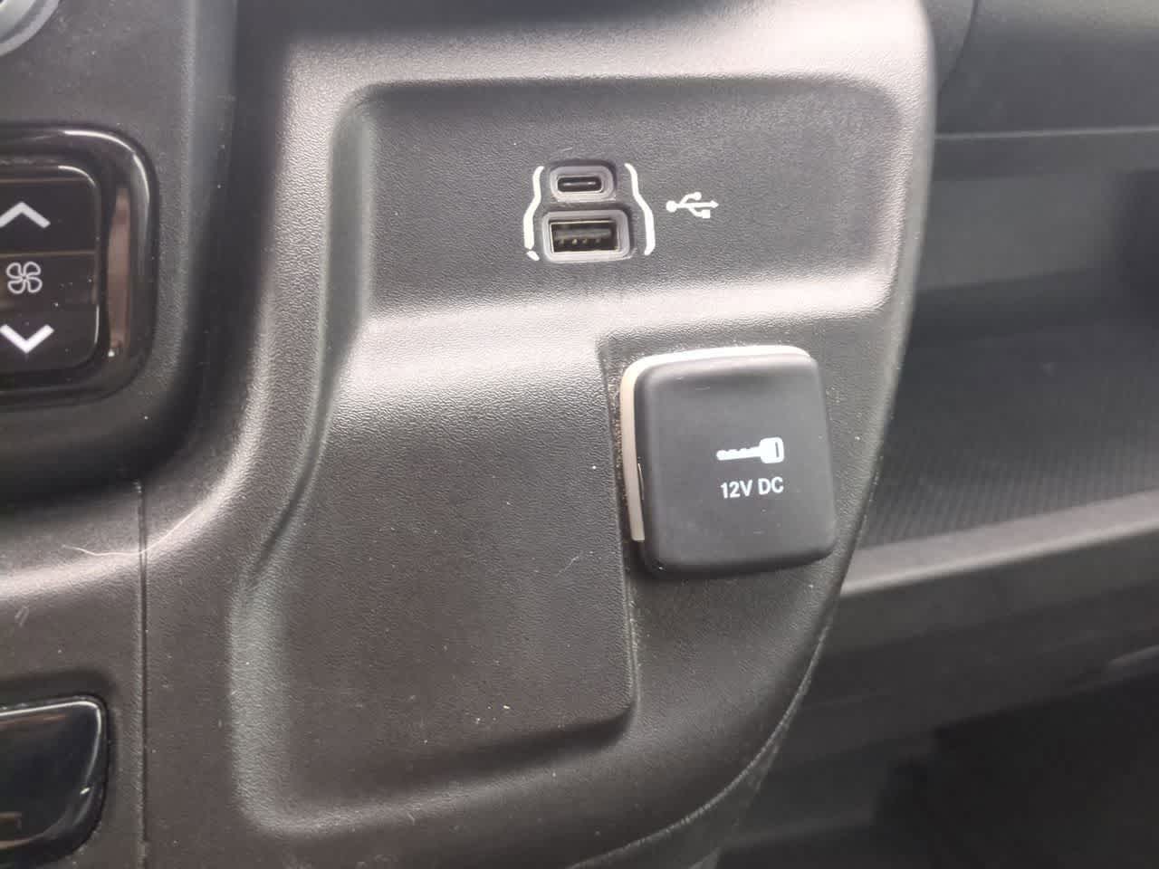 RAM ProMaster 3500 Furgoneta de carga Tradesman de techo alto, 2025, distancia entre ejes de 159 pulgadas, versión EXT