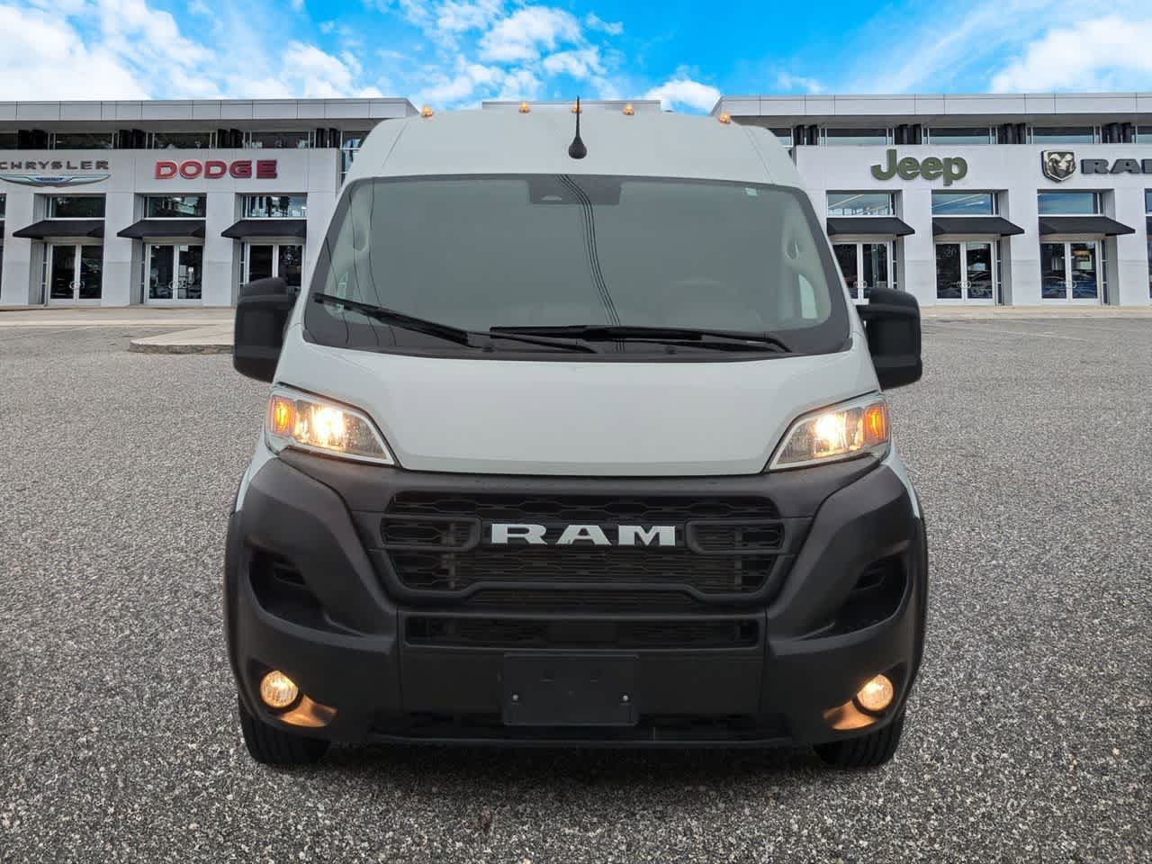 RAM ProMaster 3500 Furgoneta de carga Tradesman de techo alto, 2025, distancia entre ejes de 159 pulgadas, versión EXT