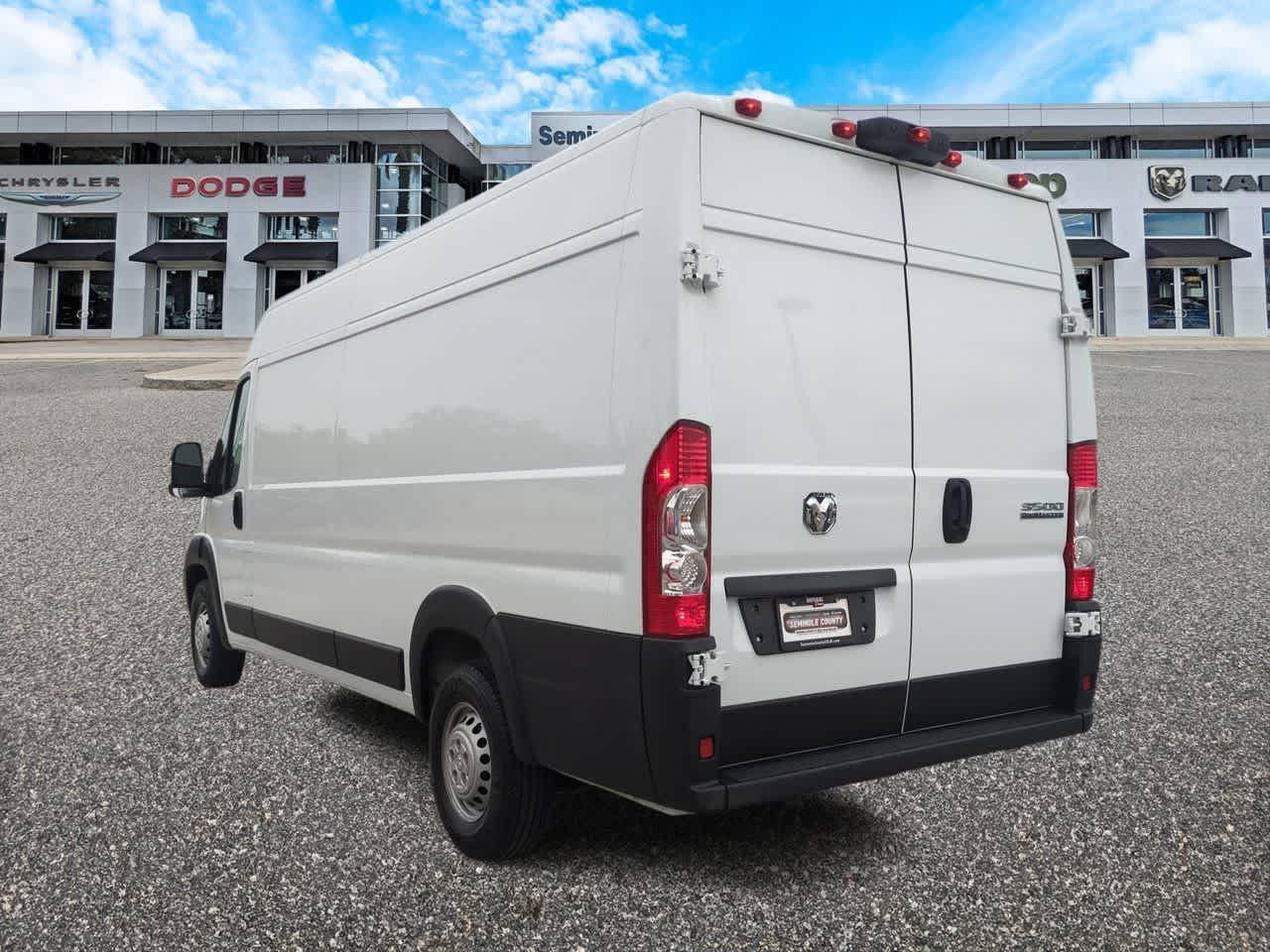 RAM ProMaster 3500 Furgoneta de carga Tradesman de techo alto, 2025, distancia entre ejes de 159 pulgadas, versión EXT