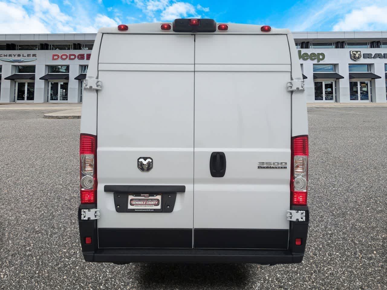 RAM ProMaster 3500 Furgoneta de carga Tradesman de techo alto, 2025, distancia entre ejes de 159 pulgadas, versión EXT