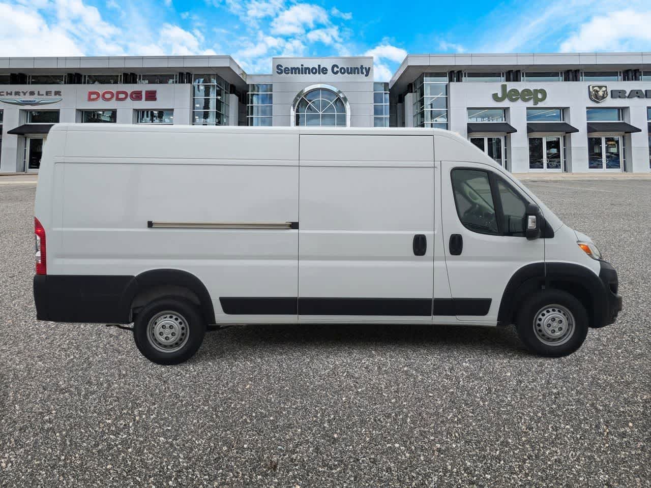 RAM ProMaster 3500 Furgoneta de carga Tradesman de techo alto, 2025, distancia entre ejes de 159 pulgadas, versión EXT