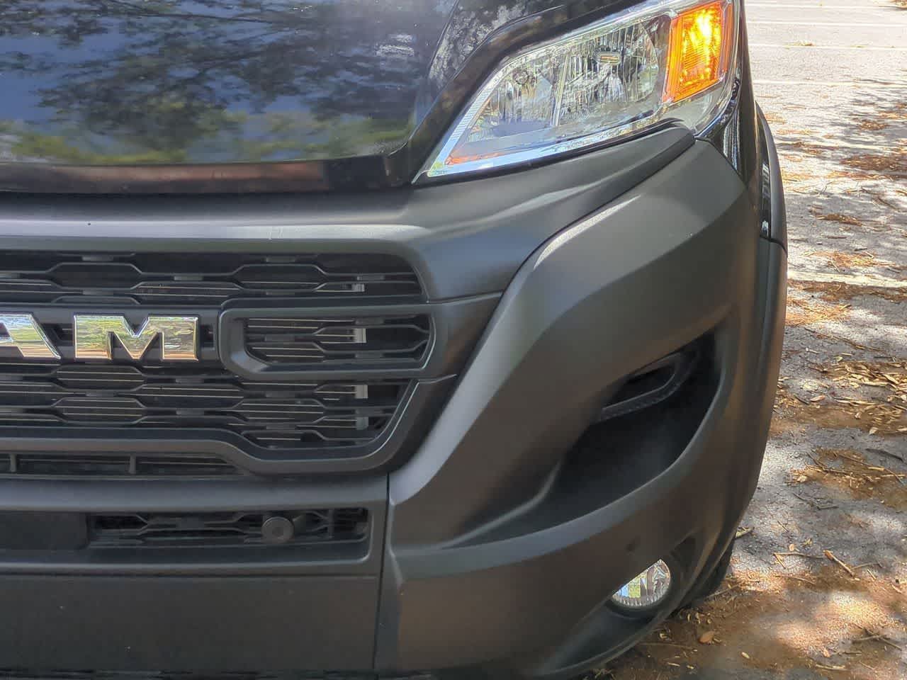 Furgoneta de carga RAM ProMaster 3500 Tradesman de 2025, techo superalto, distancia entre ejes de 159 pulgadas, versión EXT con asiento del acompañante