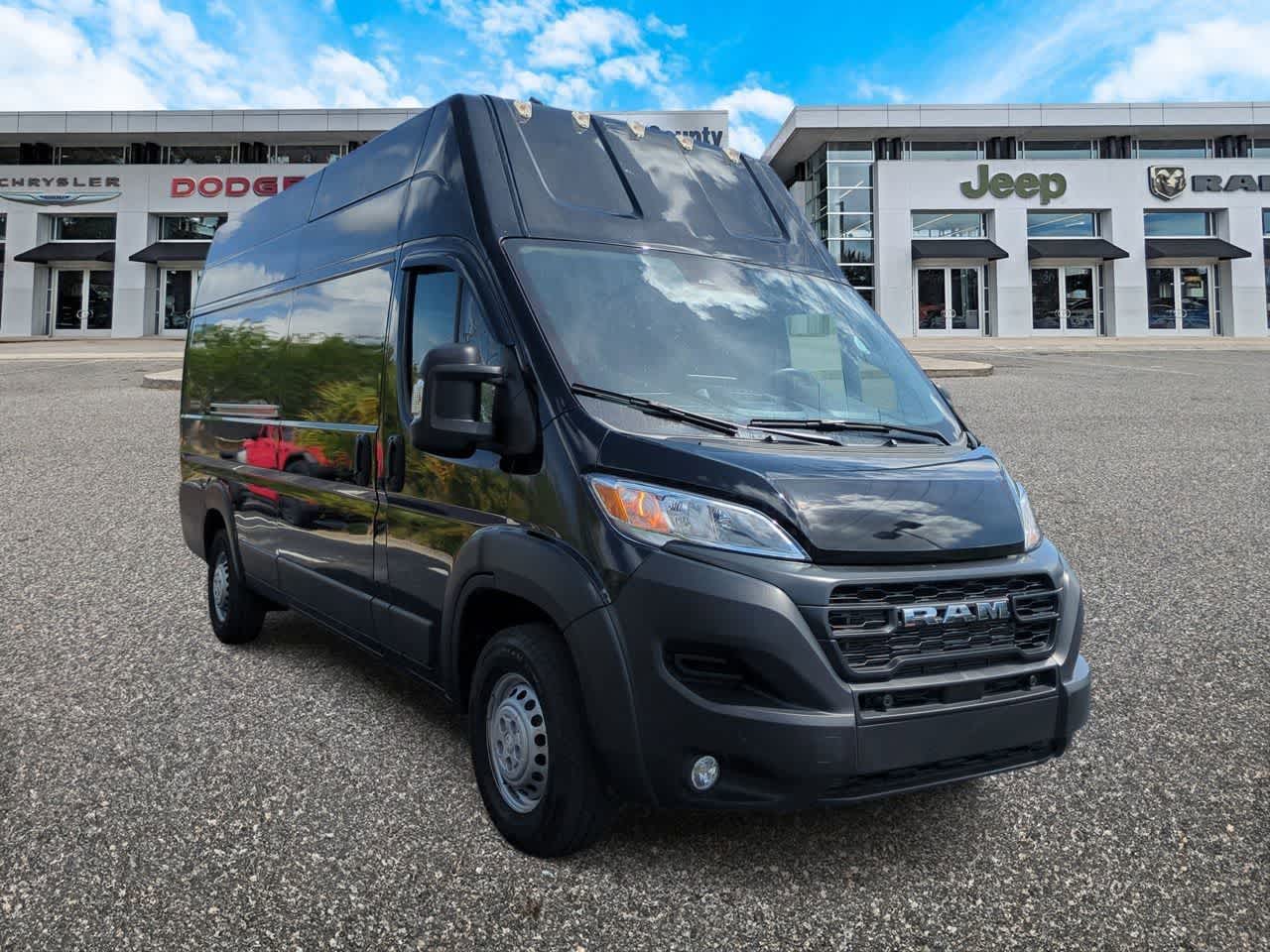 Furgoneta de carga RAM ProMaster 3500 Tradesman de 2025, techo superalto, distancia entre ejes de 159 pulgadas, versión EXT con asiento del acompañante