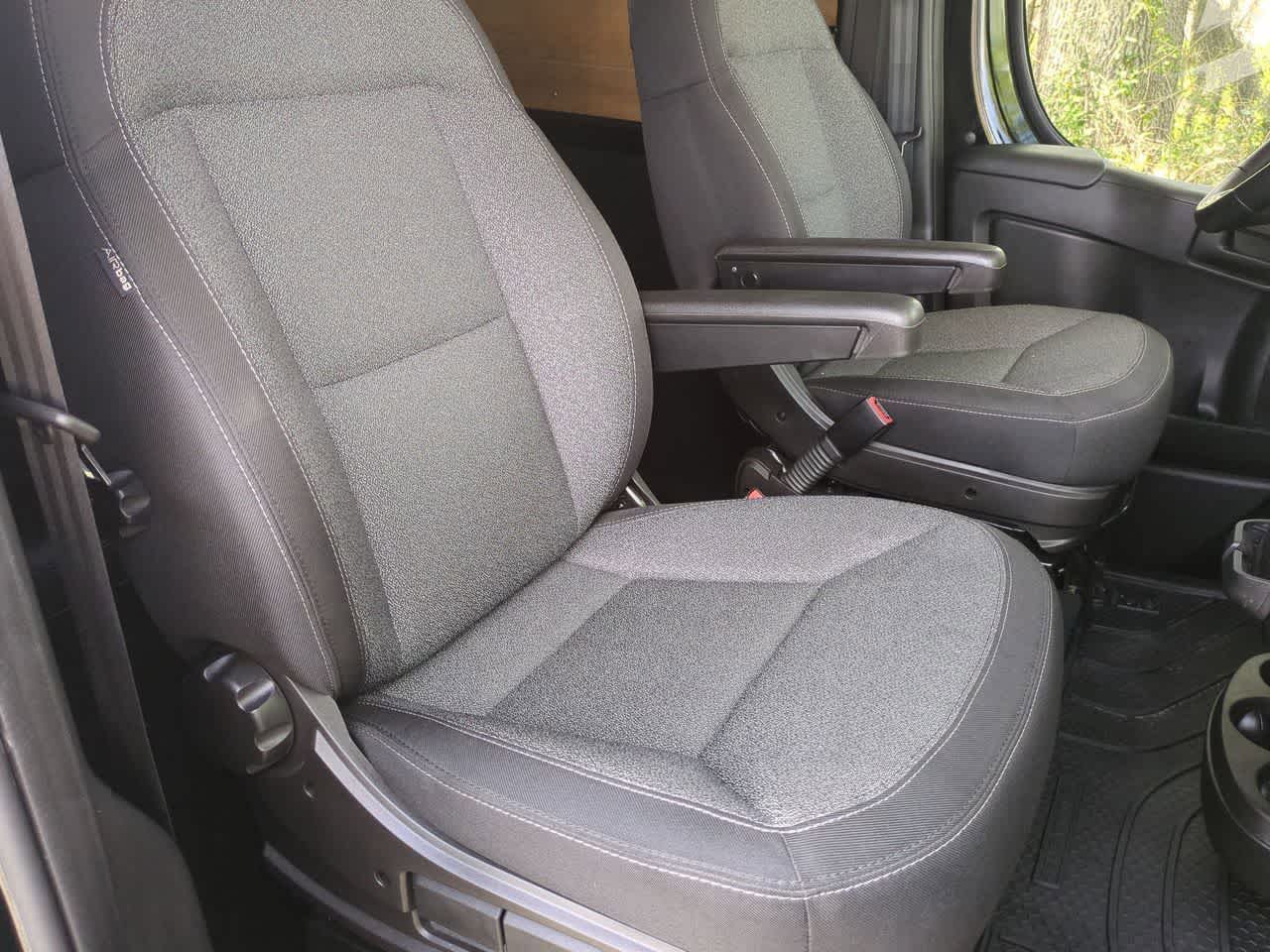 Furgoneta de carga RAM ProMaster 3500 Tradesman de 2025, techo superalto, distancia entre ejes de 159 pulgadas, versión EXT con asiento del acompañante