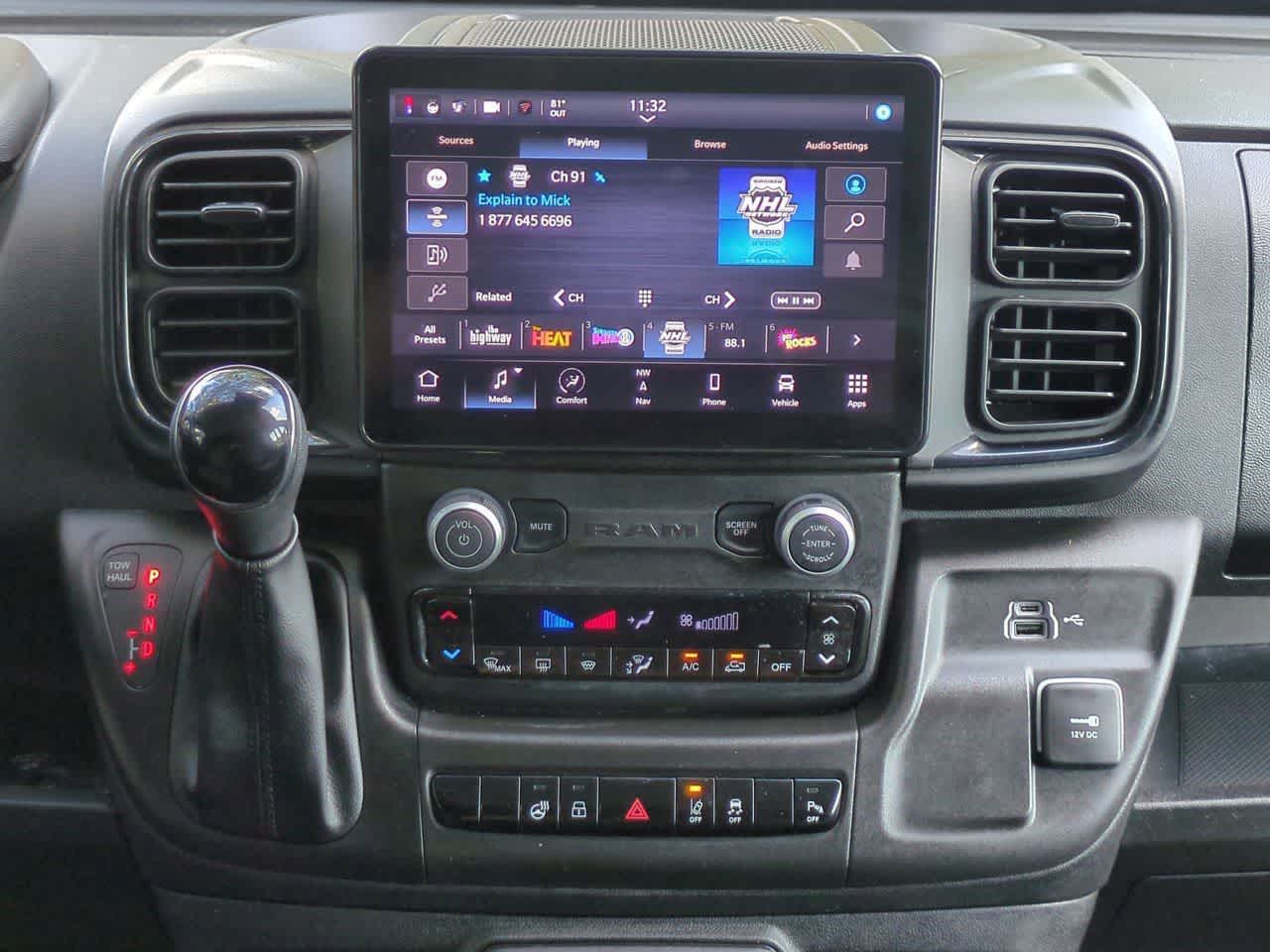 Furgoneta de carga RAM ProMaster 3500 Tradesman de 2025, techo superalto, distancia entre ejes de 159 pulgadas, versión EXT con asiento del acompañante