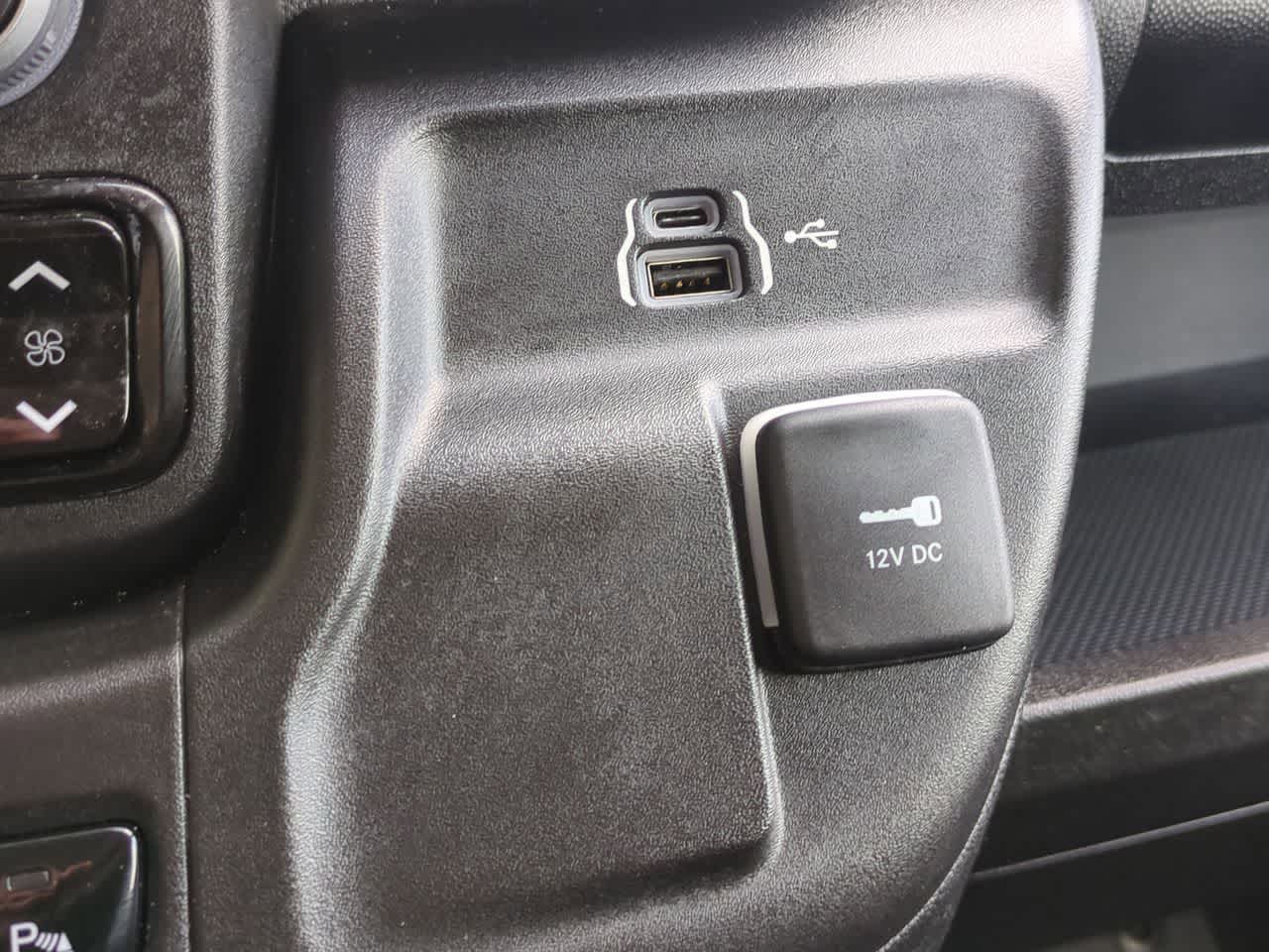 Furgoneta de carga RAM ProMaster 3500 Tradesman de 2025, techo superalto, distancia entre ejes de 159 pulgadas, versión EXT con asiento del acompañante